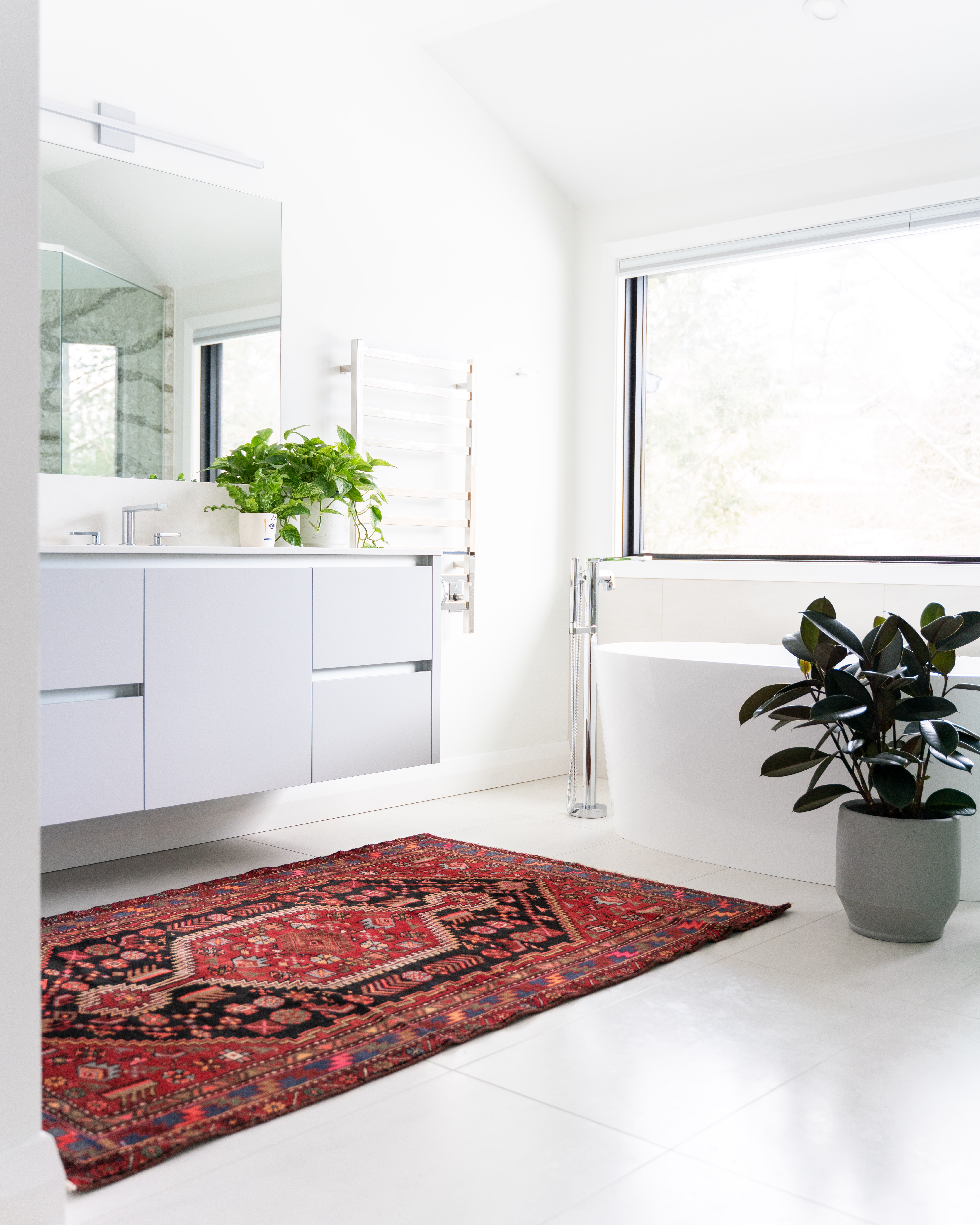 red luxury rug in a white bathroom